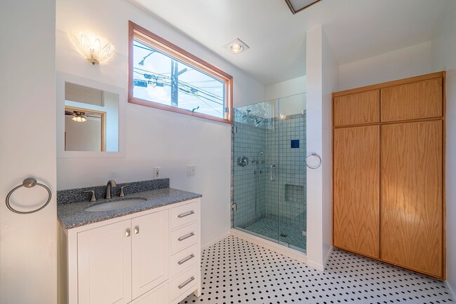 Building Photo - Charming Manhattan Beach Home Rental!