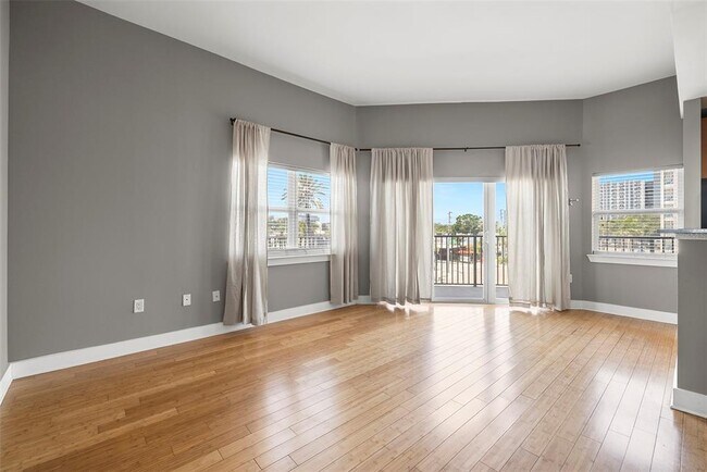 Building Photo - 1010 Central Ave N