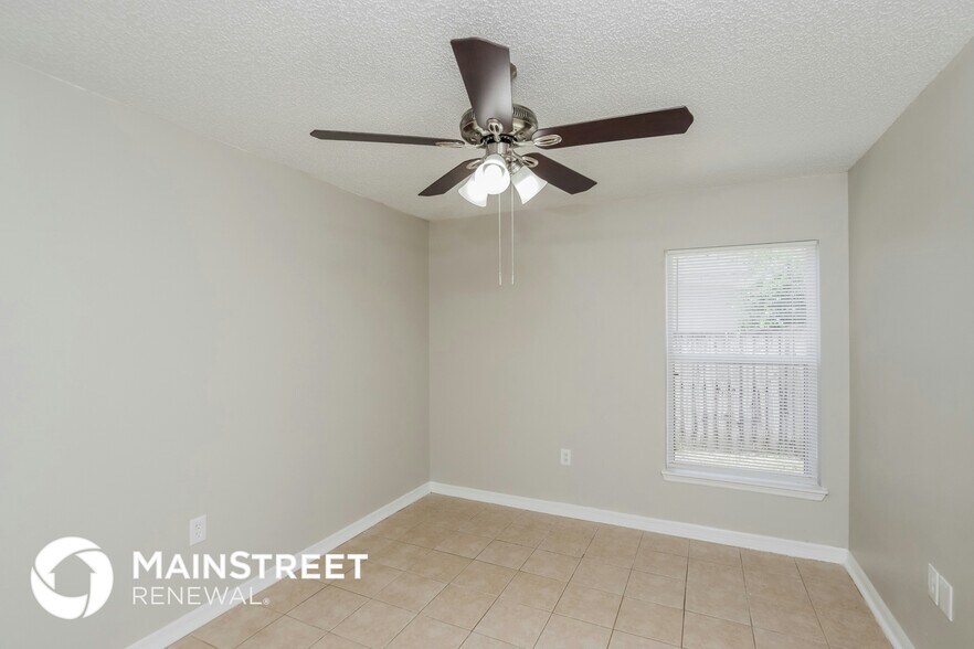 Building Photo - 2111 Buescher Hill St