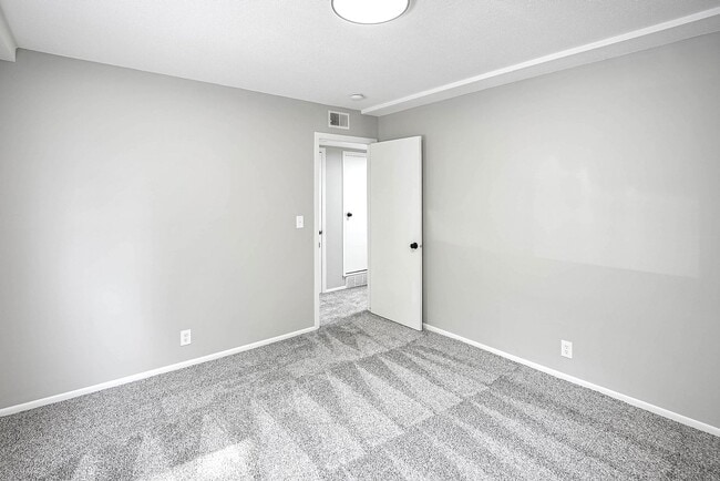 Building Photo - Ground-Floor 1-Bedroom with Walk-Out Patio