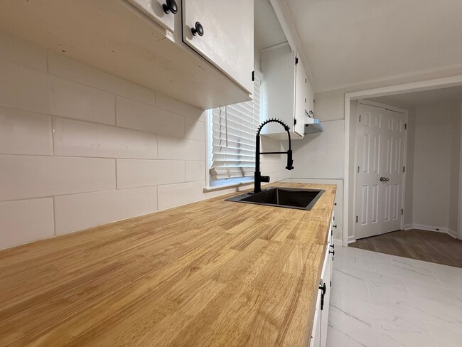 Building Photo - Remodeled 3BD/ 2Bath