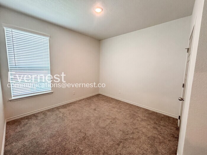 Building Photo - 2204 Hornbeam St