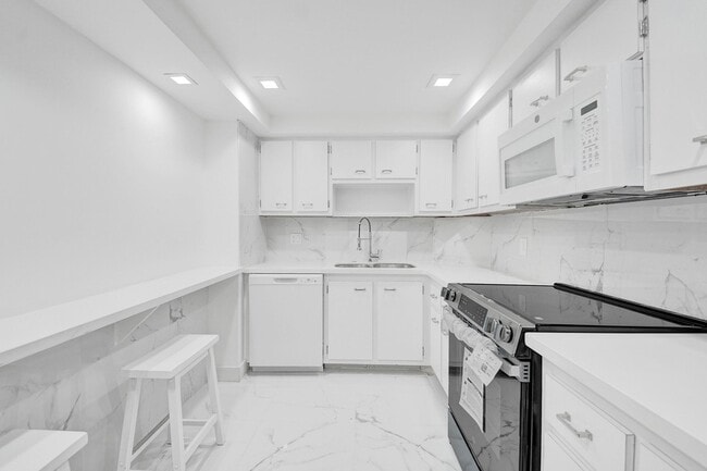 Building Photo - 3800 N Hills Dr