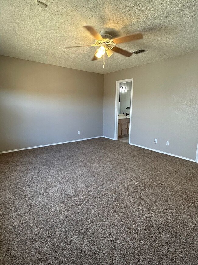 Building Photo - Beautiful Home in Plantation Oaks