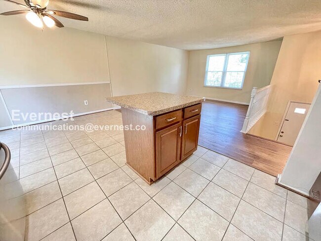 Building Photo - 3 Bed, 2.5 Bath Home with Fenced Yard & Garage / Pet-Friendly / Available Now!