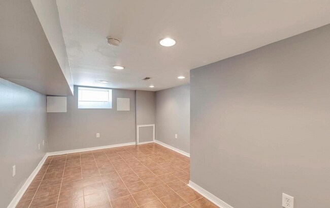 Building Photo - 2 BR 2 BA Townhome with Multi-level Deck