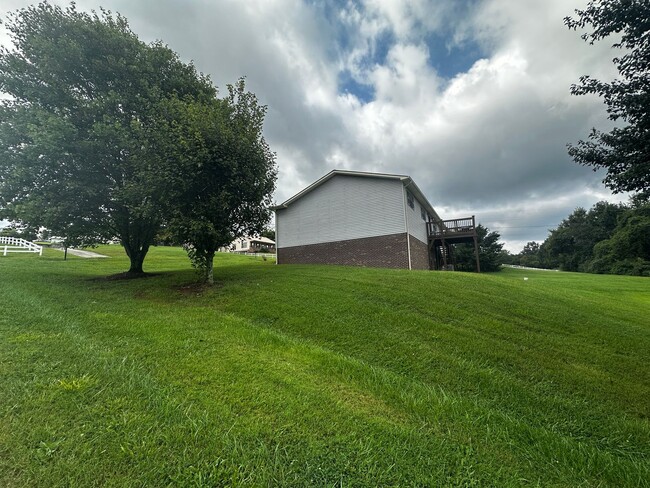 Building Photo - E. Morristown - 2 bed/1 bath duplex with b...