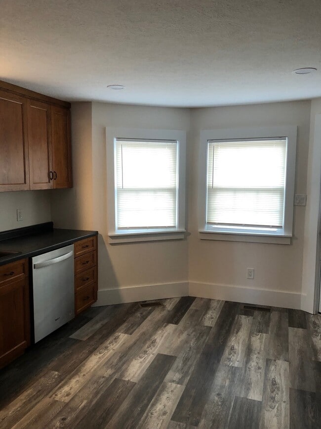 Building Photo - 612 S Cleveland Massillon Rd