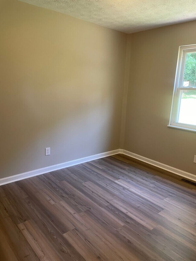 Building Photo - Knoxville 37920 - Very nice updated 2 bedroom home in South Knoxville for rent. - Contact Lisa Vi...