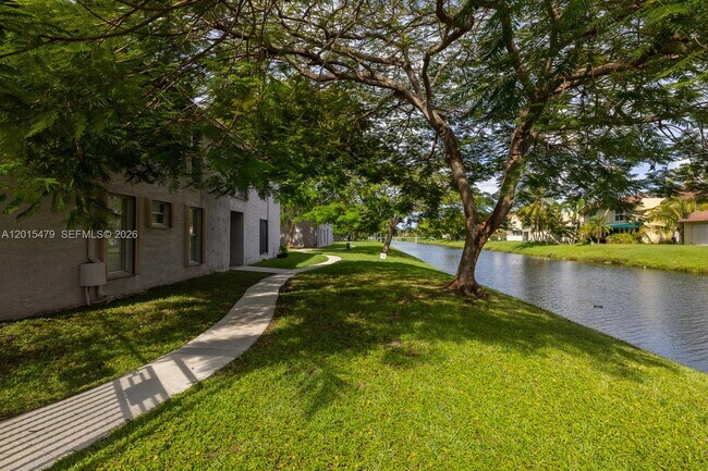 Building Photo - 10385 N Kendall Dr