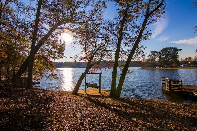 Building Photo - 1631 W Pine Lake Dr