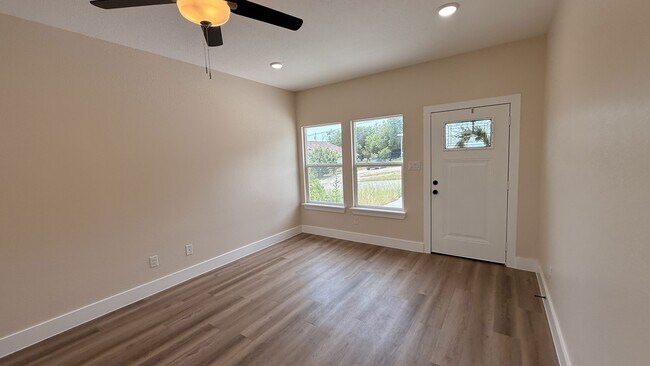 Building Photo - 2619 Creekview Dr