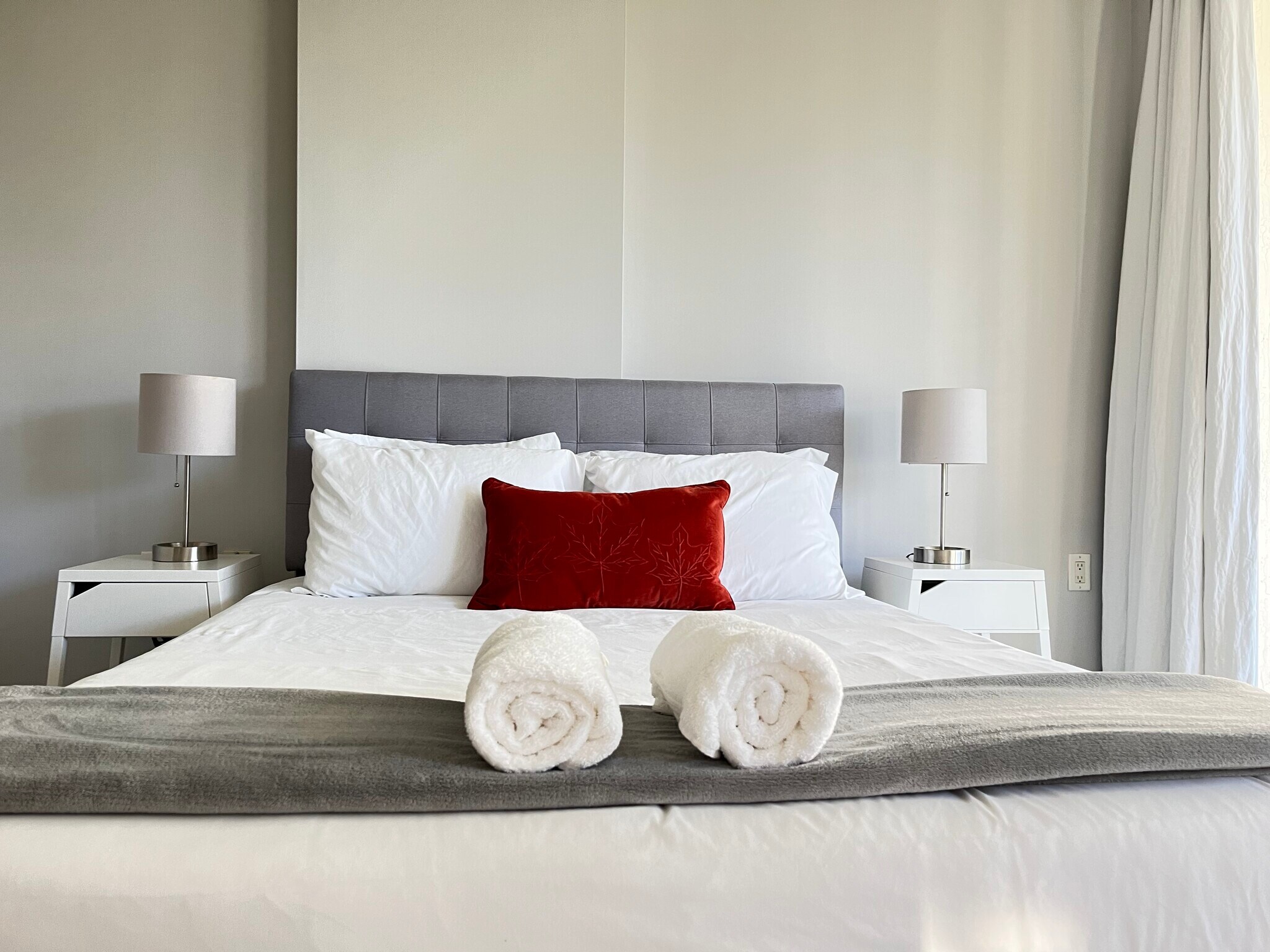 Large master bedroom with queen bed - 6620 Indian Creek Dr
