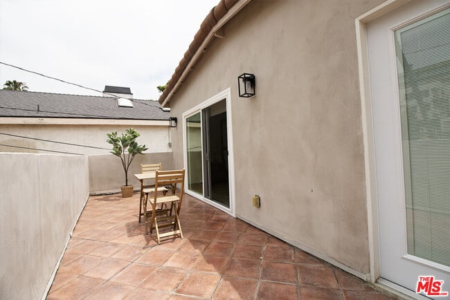 Building Photo - 9042 Phyllis Ave