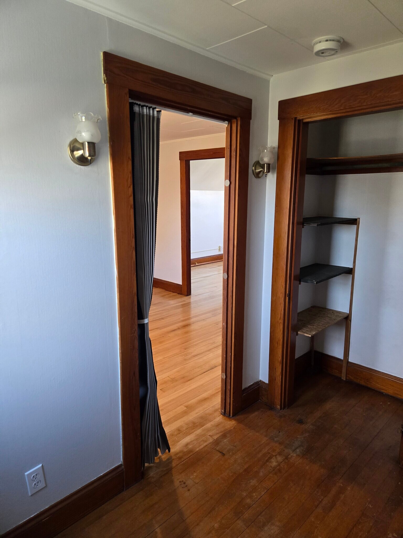 Building Photo - 521 Riverside Dr