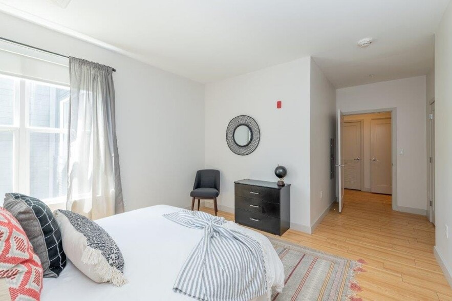 Building Photo - 320 D St