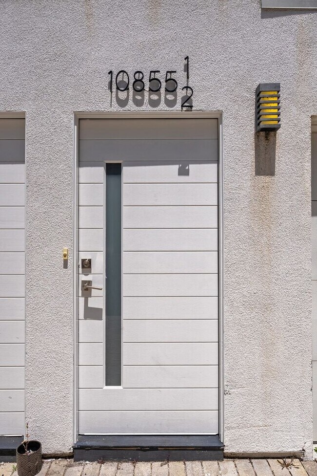 Building Photo - 10853 Hartsook St