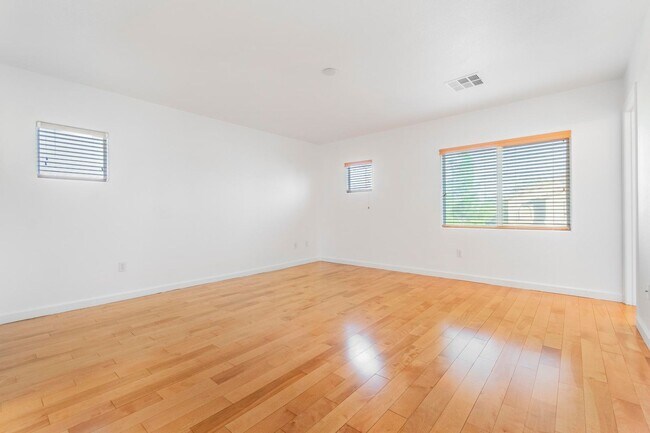 Building Photo - 3 bedroom home in gated community