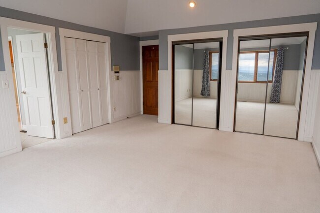 Building Photo - 3Bd/3Ba Bellevue House