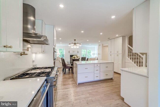 Building Photo - 8 Carriage House Cir