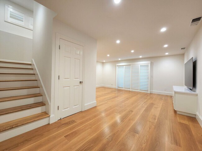 Building Photo - Updated Home Available in Downtown Palo Alto available first week of September!