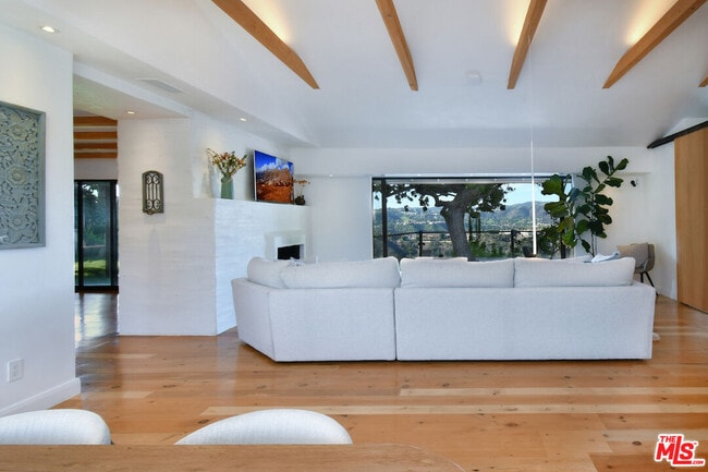 Building Photo - 2145 Linda Flora Dr