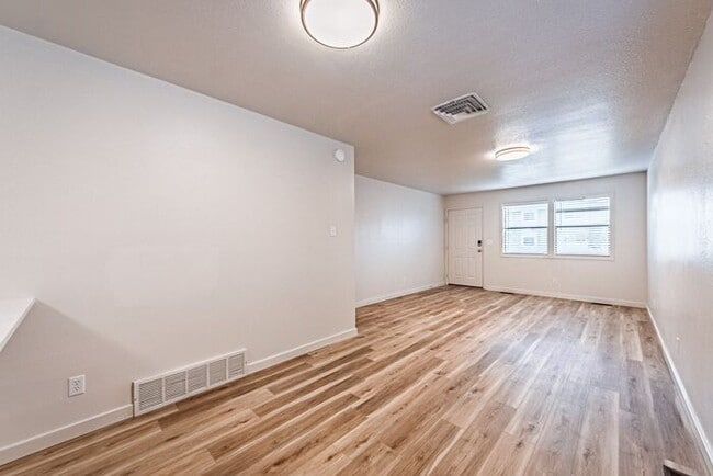 Building Photo - Renovated Cozy 2-Bedroom Duplex |Utilities Included! | Move-In Special - 50% off the first month’...
