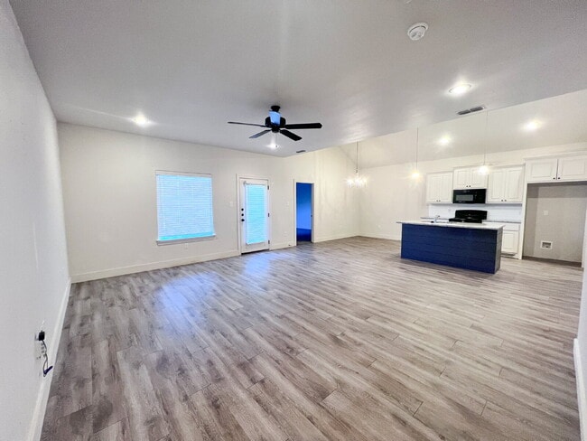 Building Photo - Truly OUTSTANDING Contemporary Floorplan/C...
