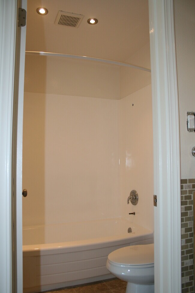 Building Photo - 400 N Acacia Ave