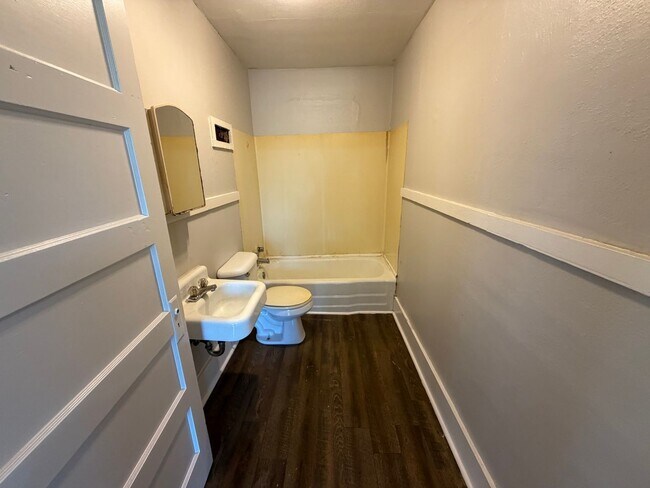 Building Photo - 506-506 Kingston Ave NE