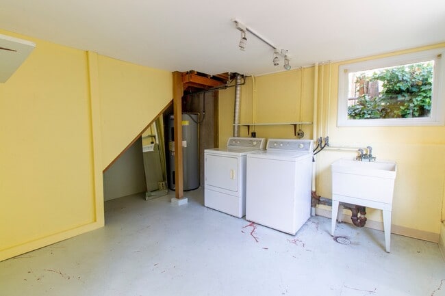 Building Photo - Fantastic SE Portland Home with Parking, Hardwoods, Charming Character, and Large Patio