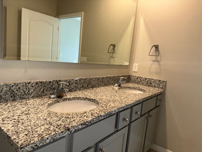 Building Photo - Grab this 4 bedroom home today!