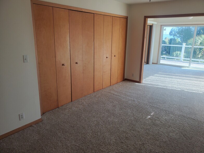 Building Photo - 4203 NE Skyline Dr