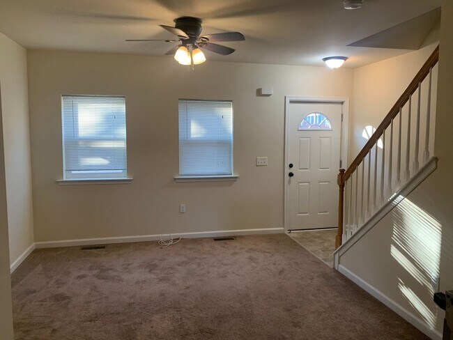 Building Photo - 3 Bedroom 1.5 Bathroom's