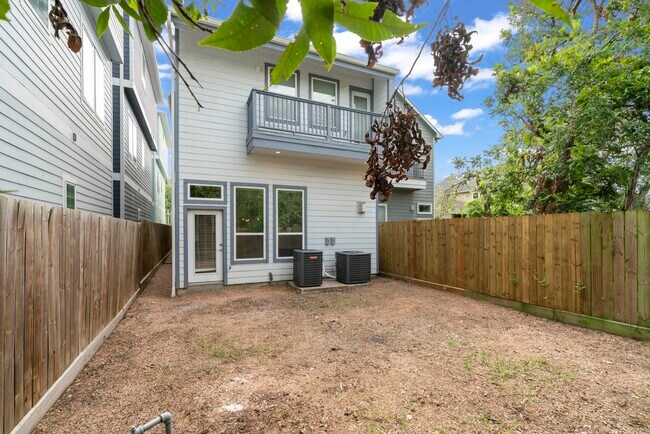 Building Photo - 206 Burr St