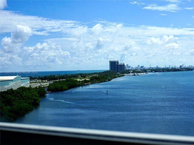 Building Photo - 300 Bayview Dr