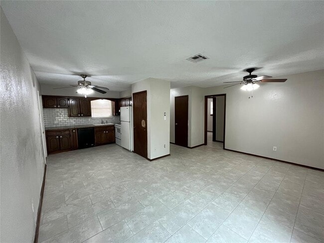 Building Photo - 1505 Kingston Rd