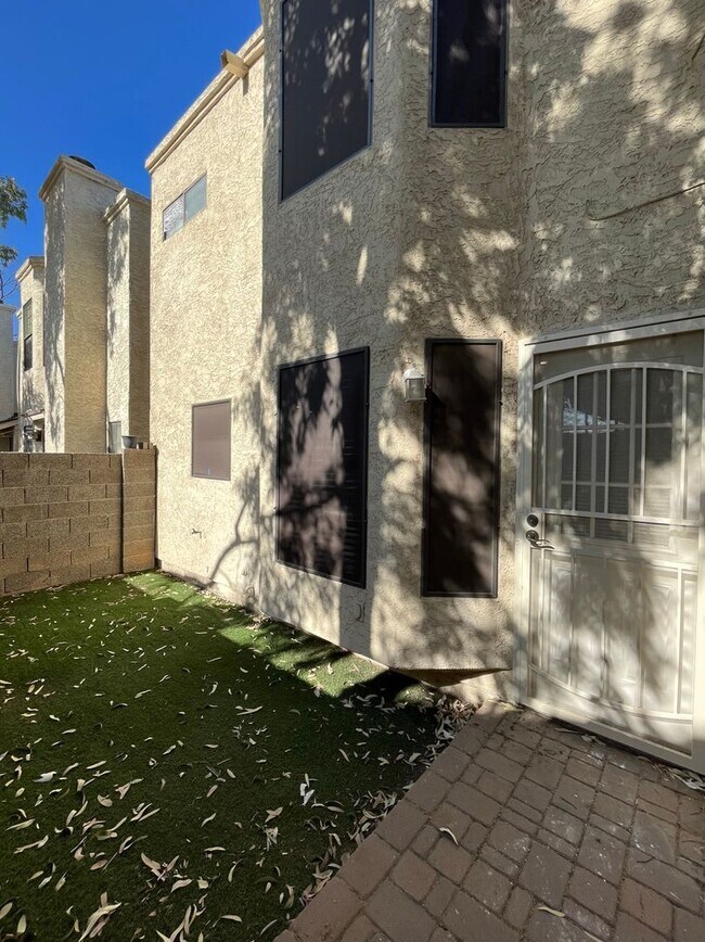 Building Photo - 3 Bedroom Townhome Near W University Dr and S Hardy Dr!