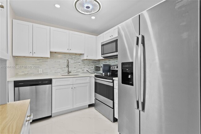 Building Photo - 523 Fanshaw M