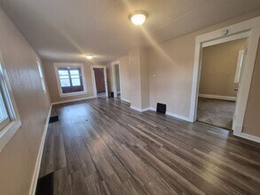 Building Photo - Two Bedroom, One Bathroom Home with Washer/Dryer!