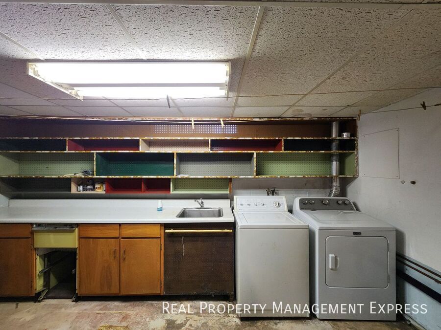 Building Photo - 607 E 10th St