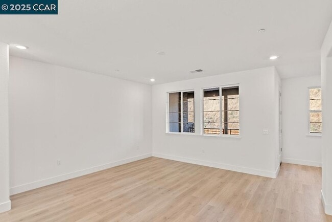 Building Photo - 725 Delve Ct