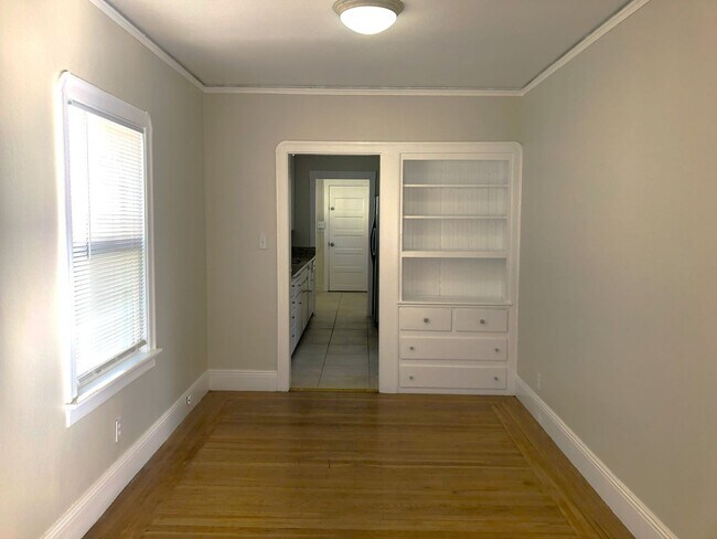 Building Photo - F03230