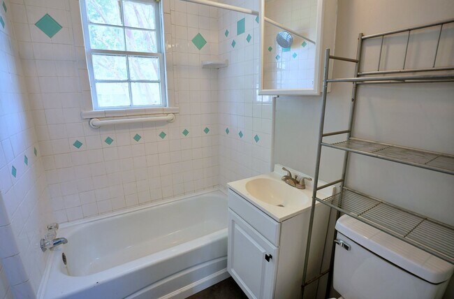 Building Photo - 417 W 31st St