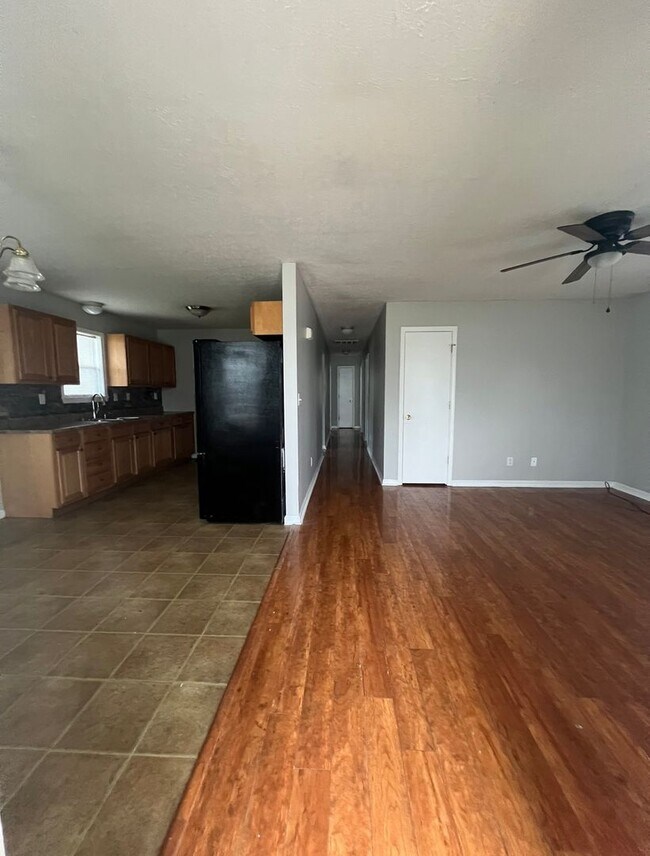 Building Photo - 3 Bed 1 Bath, Section 8 Accepted!!!