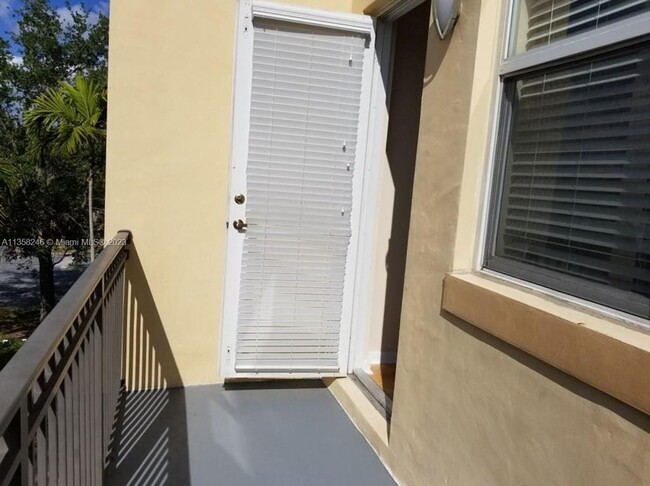 Building Photo - LARGE 3-bed, 3-bath townhome with 2-car ga...