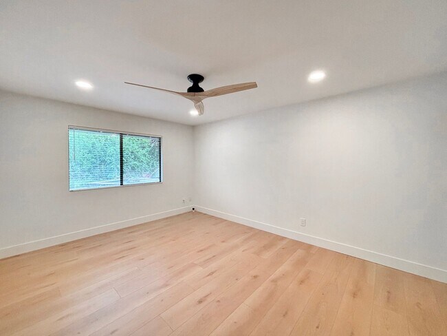 Building Photo - Beautifully Renovated 3BD/2.5BA House in L...