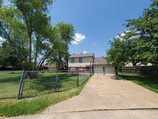 Building Photo - 2301 Sweetbriar Ct