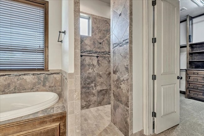 Building Photo - Gorgeous Executive Home - Open Plan - Stor...