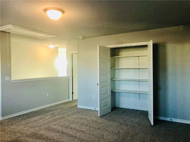 Building Photo - 1323 Ambler Dr